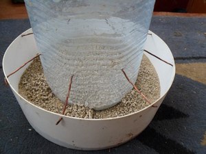 Как сделать кормушку для кормления кур 